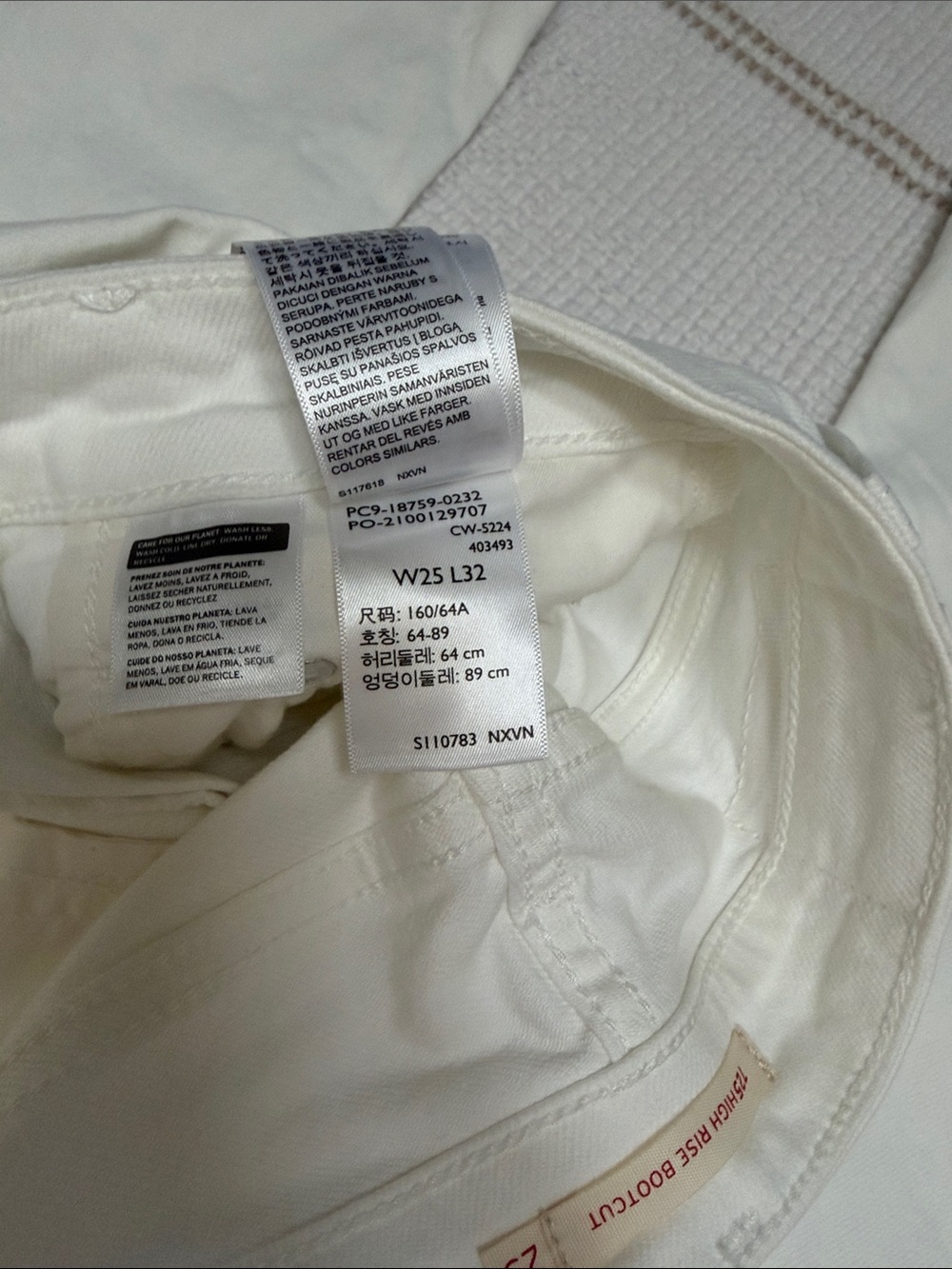 Levi’s Women’s 725 High Rise Boot Cut Jeans - Picture 7 of 9